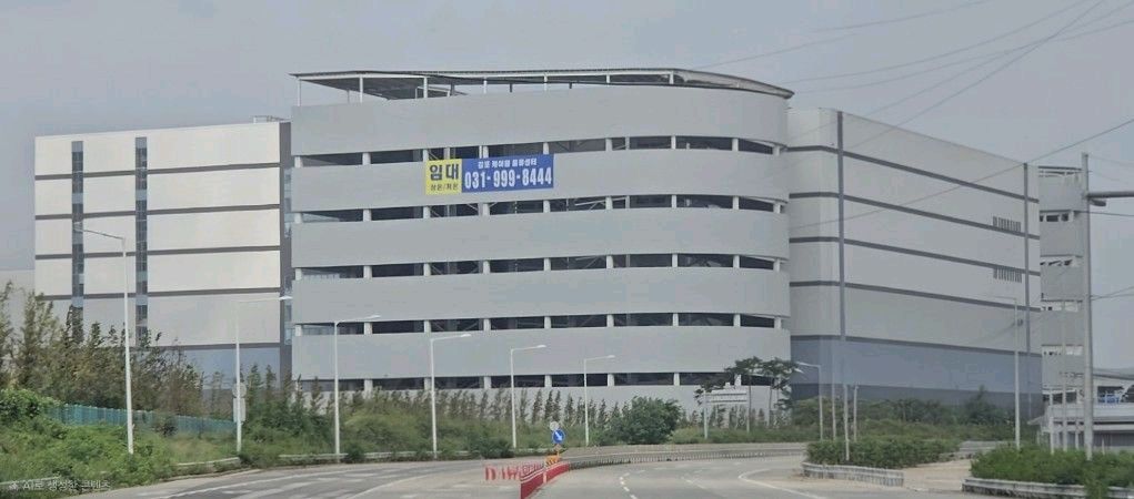 김포 K1 물류센터 실제 건물 외관 - 임대 마케팅 배너 설치